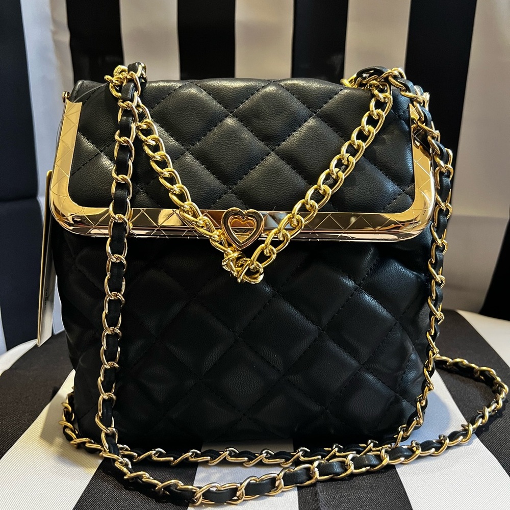 6 Brand new items. 2 Backpacks, 4 purses. Never been worn brand new items.